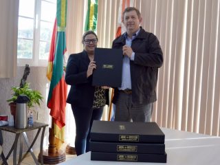 Jornal Integração presenteia o município.