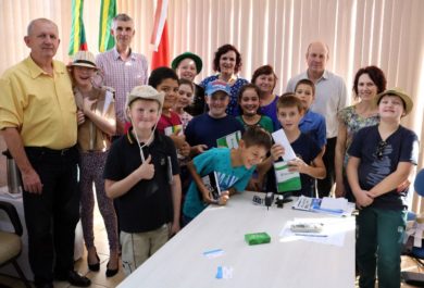 Alunos do 4º ano da Escola Estadual Joaquim José da Silva Xavier realizaram uma visita ao Prefeito Dionisio