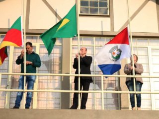 Hasteamento de bandeiras marca o início da Semana da Pátria em Lagoa