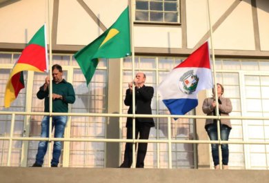 Hasteamento de bandeiras marca o início da Semana da Pátria em Lagoa