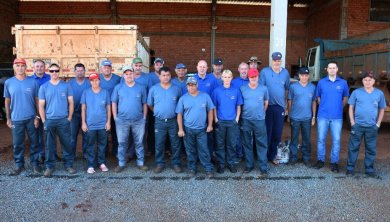 Prefeitura de Lagoa entrega uniforme para os servidores de obras