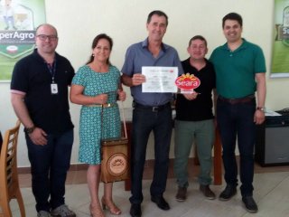 JBS/Seara premia avicultor de Lagoa dos Três Cantos