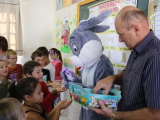 Administração distribuiu doces para as crianças da Rede Municipal de Ensino