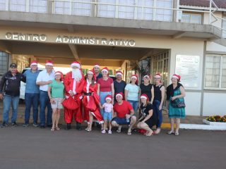 Papai Noel e equipe nas ruas de Lagoa dos Três Cantos