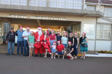 Papai Noel e equipe nas ruas de Lagoa dos Três Cantos