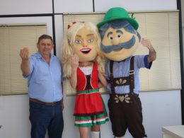Mascotes da Lagoa Fest fazendo o convite para a grande festa da alegria germânica
