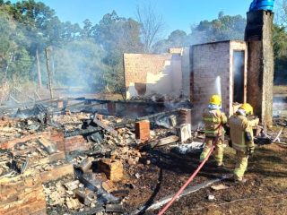 Doações em dinheiro ou material de construção para edificação de casa da família que perdeu tudo em incêndio