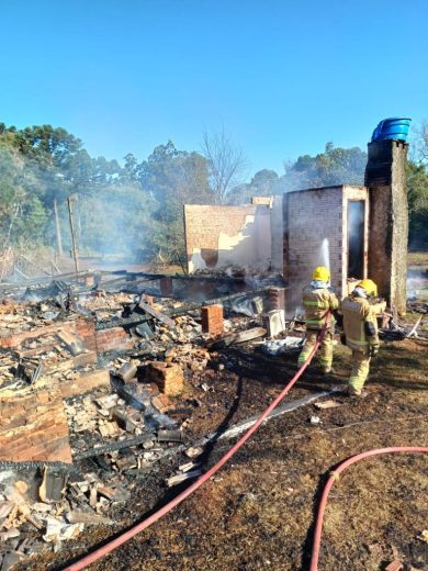 Doações em dinheiro ou material de construção para edificação de casa da família que perdeu tudo em incêndio