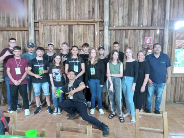 Administração Municipal de Lagoa dos Três Cantos oportuniza viajem para estudantes participarem do 6º Seminário de Jovens Rurais